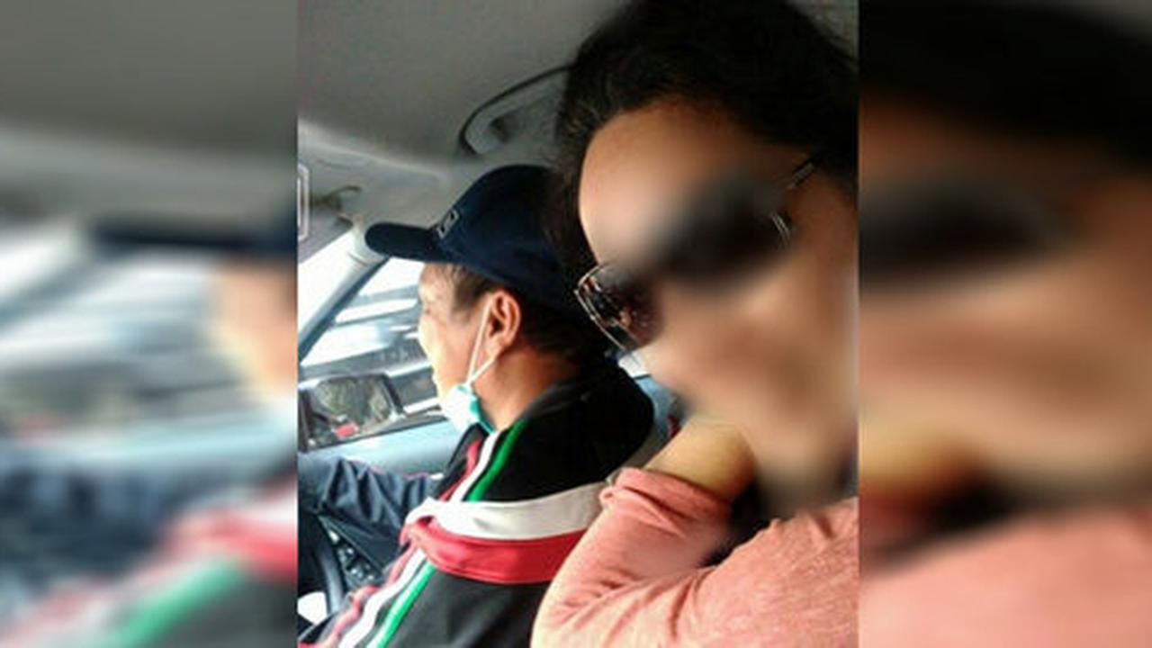 Foto Gayus sedang nyetir satu rangkaian dengan yang di restoran