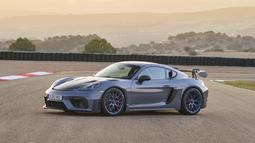 Porsche 718 Cayman GT4 RS: Mobil yang difokuskan untuk trek ini memiliki keunikan yang gila. Di balik dimensinya yang kompak, tersimpan unit mesin dari Porsche GT3 bertenaga 493 Hp dengan redline 9.000 rpm. Sangat buas untuk sebuah Cayman. Catatan waktu di sirkuit Nürburgring pun terhitung sangat cepat, bahkan mampu mengalahkan McLaren 720s, Mercedes-AMG GTR Pro, hingga Porsche 911.2 GT3 RS. (Source: newsroom.porsche.com)