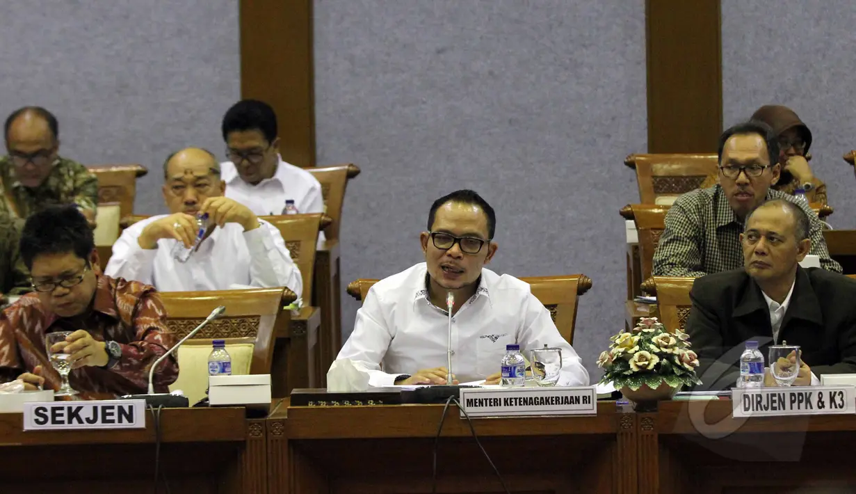 Menakertrans, Hanif Dhakiri (tengah) bersama Sekjen Kemenakertrans Abdul Wahab Bangkona menghadiri Rapat Kerja dengan Komisi IX di Kompleks Parlemen Senayan, Jakarta, Selasa (26/5/2015). (Liputan6.com/Helmi Afandi)