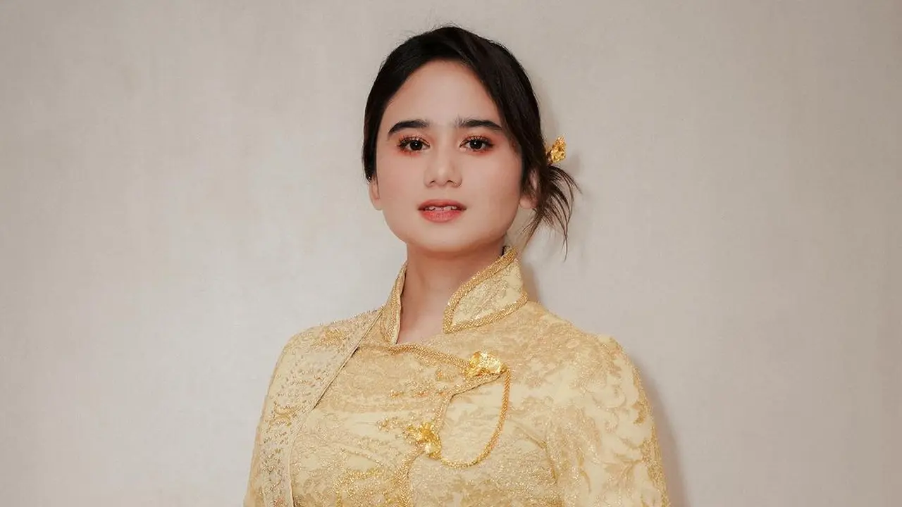 Pesona Khas Bangsawan Melayu dari Tissa Biani dalam Balutan Kebaya Janggan Emas di Malaysia, Tiru Gaya Jeng Yah Versi Mewah