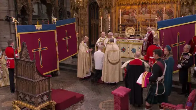 Momen Raja Charles III diolesi minyak urapan suci saat momen penobatan menjadi penerus takhta Kerajaan Inggris (Youtube/The Royal Family).