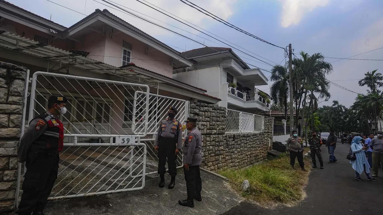 Dengan temuan itu, lanjut Saiman, penyidik pun telah meminta keterangan kepada S dan K terkait sosok Grace dan David. Namun, hasil pemeriksaan belum bisa diungkap ke publik.<br>