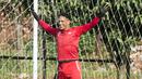 Striker Persija Jakarta, Addison Alves, menjadi kiper saat latihan di Lapangan Sutasoma, Halim, Jakarta, Minggu (25/2/2018). Persija kembali berlatih usai meraih gelar juara Piala Presiden 2018. (Bola.com/Asprilla Dwi Adha)