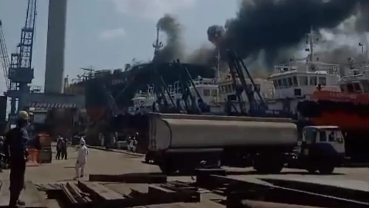Kebakaran Kapal Tanker