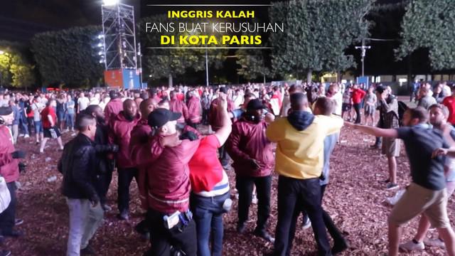 Sejumlah fans Inggris terlihat bentrok dengan para polisi Prancis di area fanzone kota Paris.