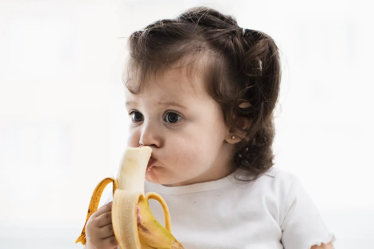 bayi makan pisang