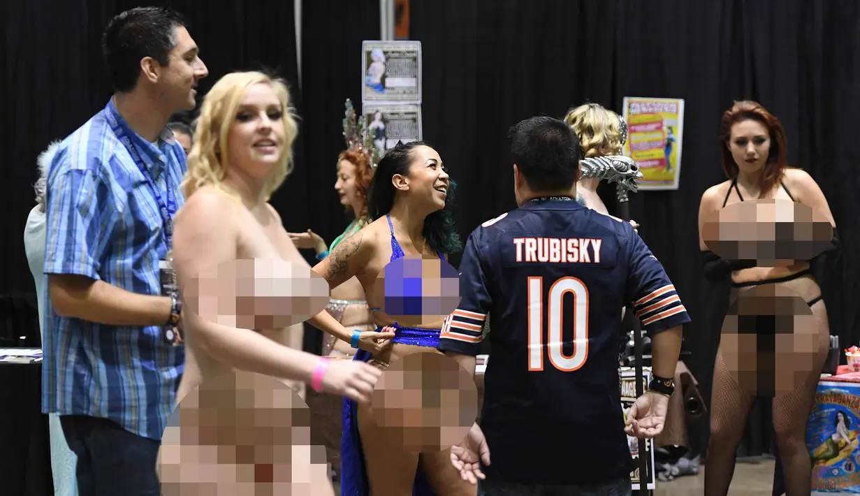 Sejumlah bintang porno berbincang dengan para penggemarnya selama 'AdultCon' - Adult Entertainment Convention di Los Angeles, California, AS ( 24/9). (AFP Photo/Mark Ralston)