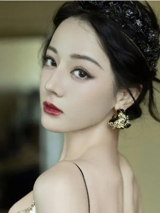 Dinobatkanb sebagai perempuan tercantik, pesona Dilraba Dilmurat memang tak terbantahkan. [Foto: Instagram/ Dilraba Dilmurat]