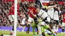 Pemain Fulham, Sasa Lukic, berusaha mencetak gol ke gawang Manchester United pada laga pekan ke-26 Premier League 2023/2024 di Stadion Old Trafford, Sabtu (24/2/2024). (AP Photo/Dave Thompson)