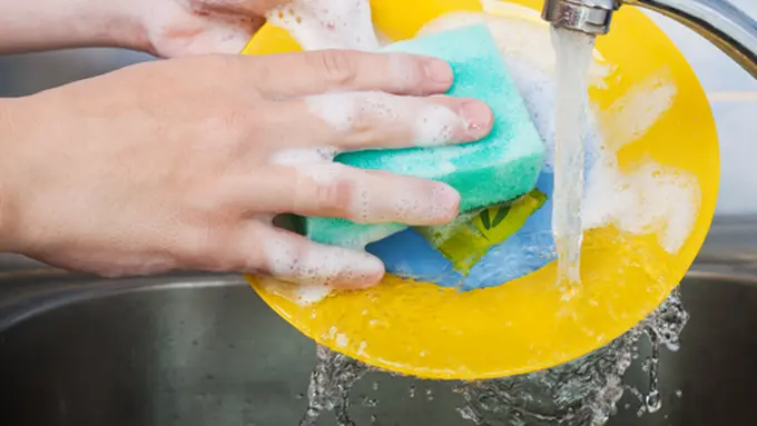 4 Alasan Sabun Cuci Piring Cair Bisa Ganggu Kesehatan
