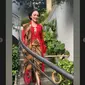 Krisdayanti Tampil Menyala dengan Kebaya Kutubaru Merah di Sidang Tahunan MPR.&nbsp; foto: Instagram @krisdayantilemos