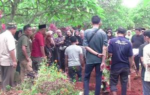Prosesi pemakaman Supriyani (62), korban pembunuhan tragis di Desa Fajar Baru, Kecamatan Jati Agung, Lampung Selatan. (Liputan6.com/Ardi Munthe).