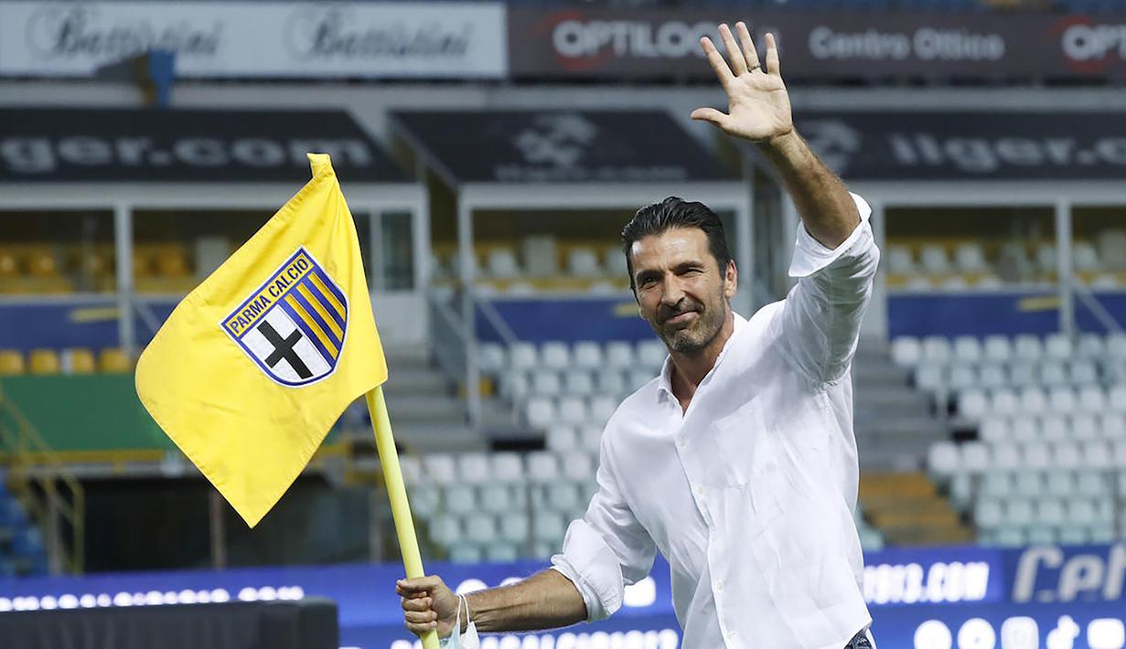 Gianluigi Buffon. Kiper Italia yang kini memasuki musim pertama bersama Parma di Serie B ini kini berusia 44 tahun dan 26 hari. Ia masih lebih tua dari pelatih Parma yang dipecat November 2021 lalu, Enzo Maresca yang saat ini menginjak usia 42 tahun dan 13 hari. (football-italia.net)