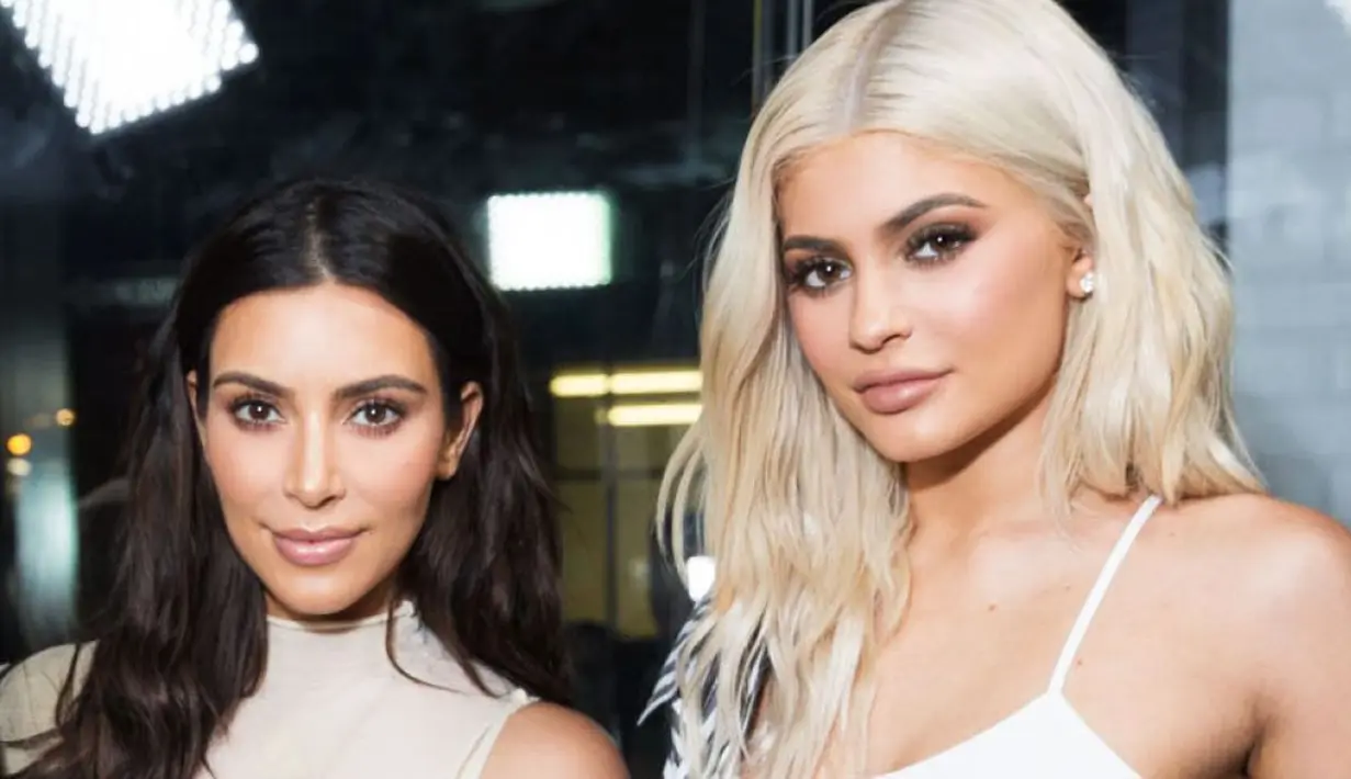 Bicara mengenai anak, Kim Kardashian bahkan tak segan untuk bertanya pada sang adik, Kylie Jenner, meski dirinya lebih dulu menjadi ibu. (BET)