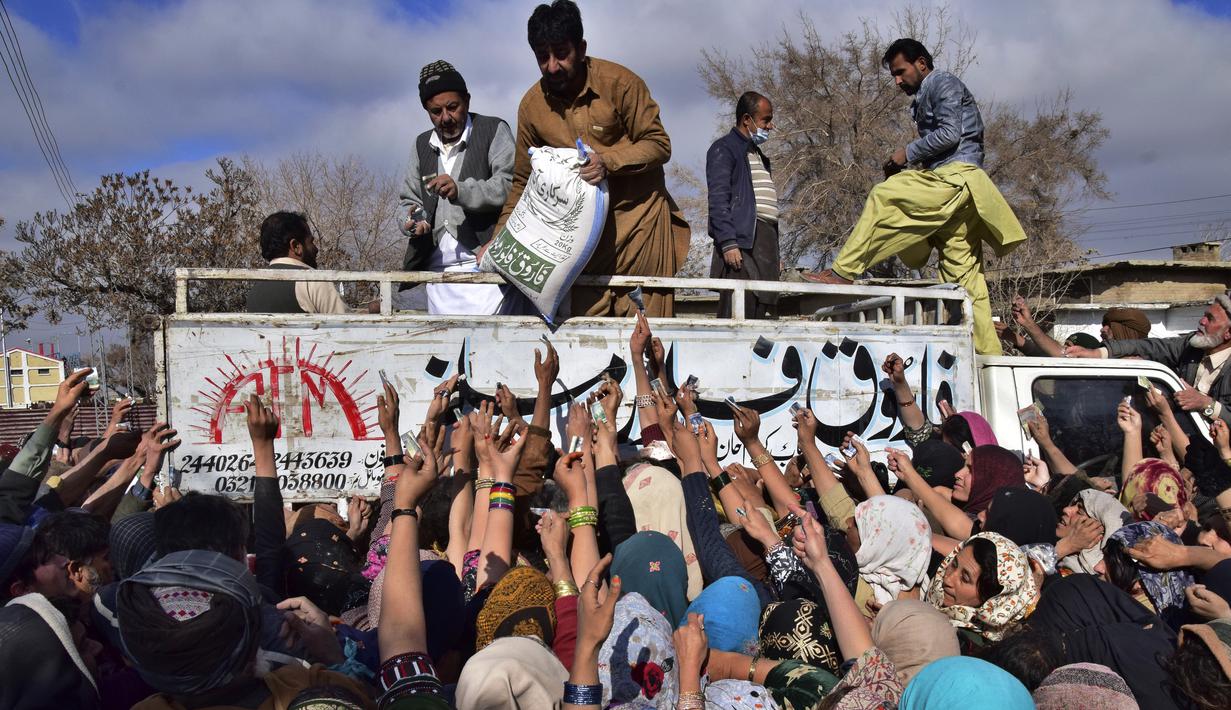 Orang-orang berdesak-desakan untuk membeli sekarung tepung terigu bersubsidi dari sebuah titik penjualan di Quetta, Pakistan, Kamis (12/1/2023). Pakistan saat ini sedang mengalami krisis sebagai akibat dari kekurangan tepung terigu yang parah. Pasokan tepung gratis sudah habis. (AP Photo/Arshad Butt)