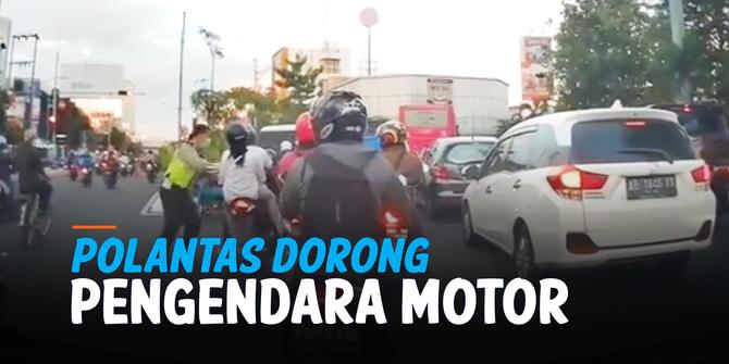 VIDEO: Rekaman Polantas Dorong Pengendara Motor Hingga Jatuh