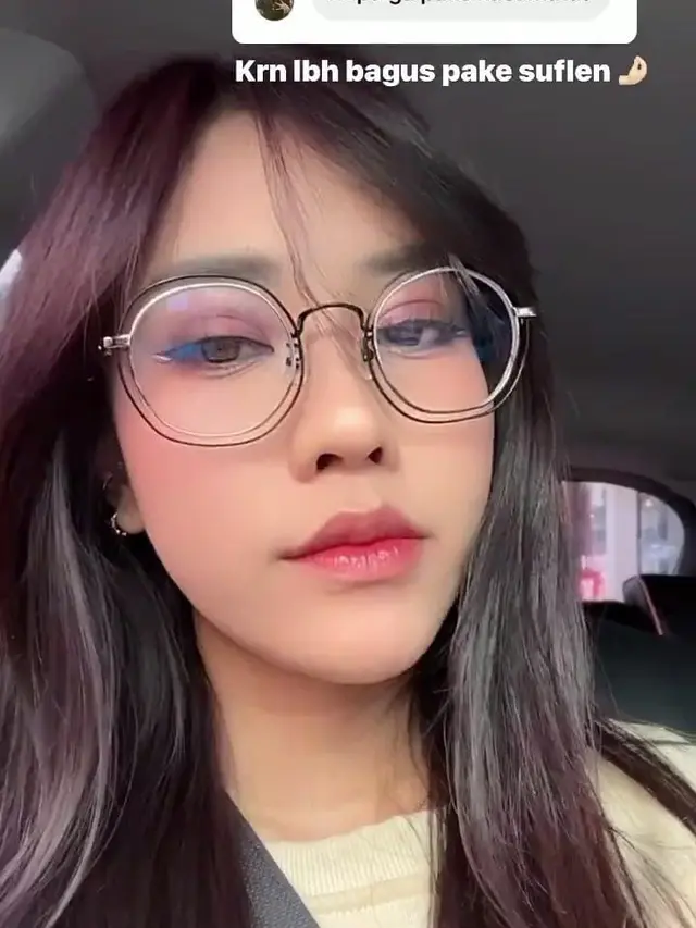 Jessica Jane menggunakan kacamata karena matanya iritasi