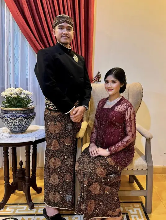 Erina Gudono tampil menawan mengenakan kebaya berpayet warna maroon saat hamil anak pertamanya. Ia pun memadukannya dengan bawahan kain batik coklat. [@erinagudono]