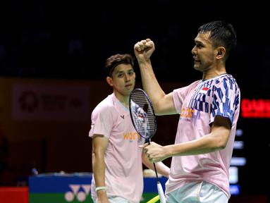 Pebulu tangkis ganada putra Indonesia, Fajar Alfian/Muhammad Rian Ardianto melakukan selebrasi setelah menang atas pasangan China, Xie Hao Nan/Zeng Wei Han pada laga perempat final Indonesia Masters 2025 yang berlangsung di Istora Senayan, Jakarta, Jumat (24/01/2025). (Bola.com/Bagaskara Lazuardi)