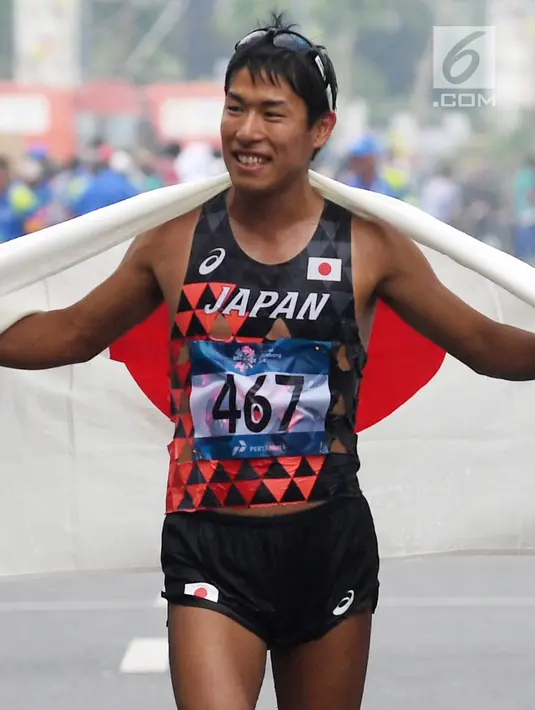 Atlet Jepang, Hayato Katsuki melakukan selebrasi usai memenangkan cabang olahraga jalan cepat 50 Km putra di Asian Games 2018, Jakarta, Kamis (30/8). Hayato menorehkan waktu 4 jam 3 menit dan 30 detik. (Merdeka.com/Imam Buhori)