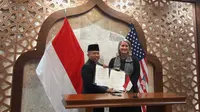 Penandatanganan komitmen perluasan program Fulbright AS-Indonesia dengan Kemenag. Berurutan dari kiri Sekjen Kemenag Prof. Dr. Nizar. M.Ag dan Wakil Menteri Luar Negeri AS Urusan Diplomasi Publik dan Hubungan Masyarakat Elizabeth M. Allen, Selasa (5/12/2023).