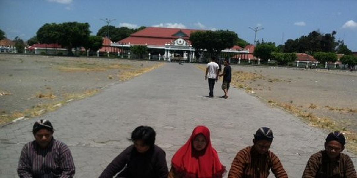 5 PKL jalani Topo Pepe di depan Keraton Yogyakarta