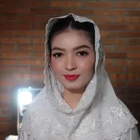 Lihat di sini tampilan Selvi Ananda di momen akikah Bebingah, anak Kaesang dan Erina Gudono. [@ @antoniusanungmakeup]