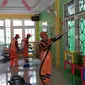 Personel PPSU membersihkan ruang belajar di Taman Belajar Asmaul Husna, Petukangan Utara dengan cairan disinfektan dan alat pembersih ruangan. (Liputan6.com/Luqman Rimadi)