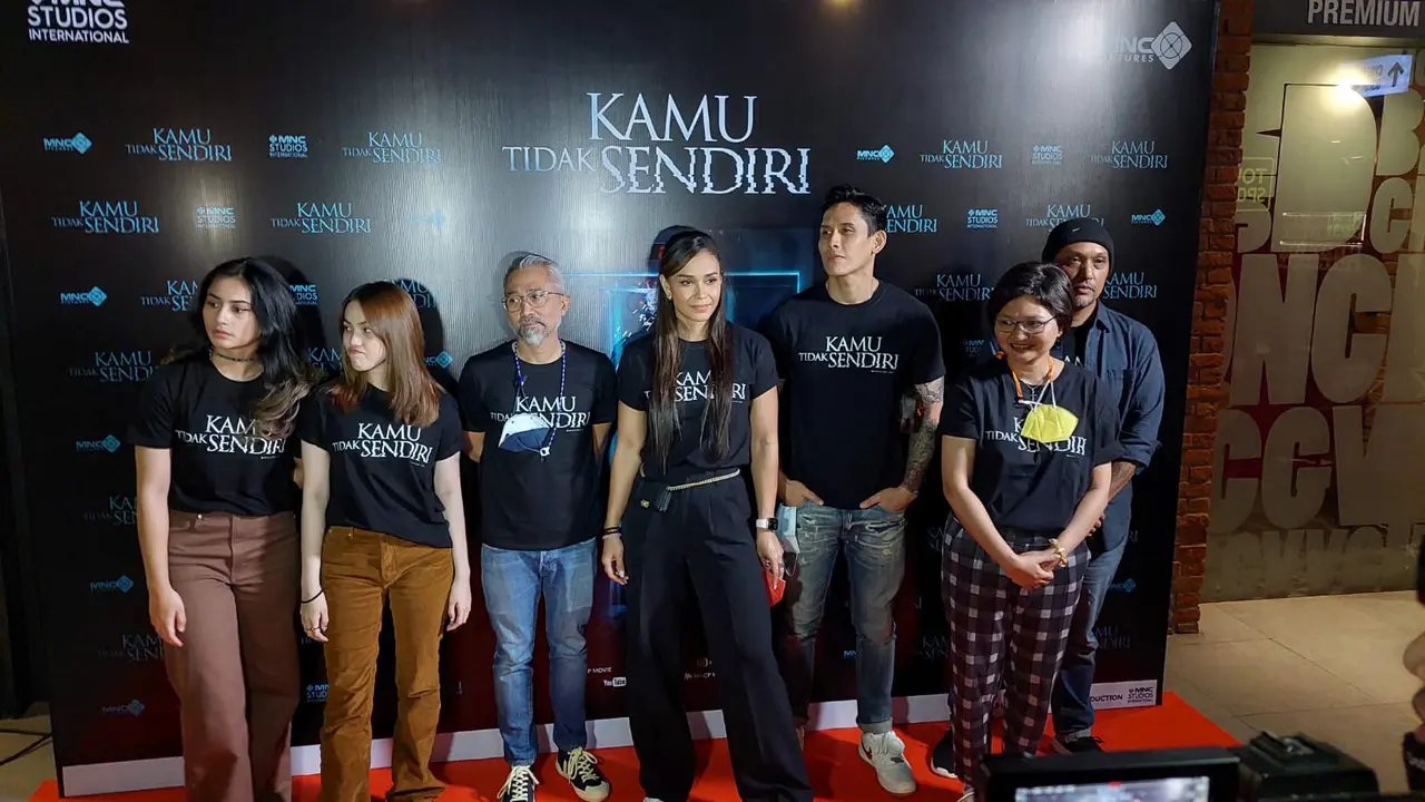Para kru dan pemain film Kamu Tidak Sendiri