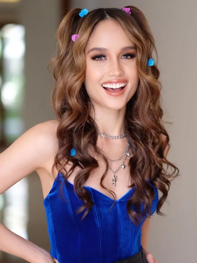 8 Gaya Cinta Laura dengan Pesona Powerful Berbalut Korset