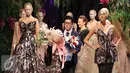 Desainer Sebastian Gunawan bersama model saat menampilkan busana bertema "A Midsummer Night's Dream" di Jakarta, Kamis (19/11). Tian Gunawan terinspirasi dari karya sastrawan William Shakespear. (Liputan6.com/Herman Zakharia)
