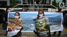 Aktivis Gerakan #BersihkanIndonesia menggelar aksi di Gedung BPJS Ketenagakerjaan, Selasa (23/11/2021). Mereka mendesak lembaga jaminan dana sosial pekerja milik negara ini berhenti terlibat dalam investasi yang merusak lingkungan dan hidup masyarakat di Kalimatan Timur. (Liputan6.com/Faizal Fanani)