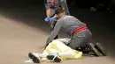 Petugas medis berusaha menyelamatkan model Tales Cotta saat terjatuh di catwalk Sao Paulo Fashion Week, Sao Paulo, Brasil, 27 April 2019. Model berusia 26 tahun tersebut tiba-tiba ambruk dan tidak bangkit lagi. (REUTERS/Leco Viana)