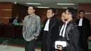 Direktur Utama PT Bursa Berjangka Jakarta, Bihar Sakti Wibowo (kiri) saat memasuki ruang sidang terkait kasus penyuapan mantan Kepala Bappebti Syahrul Raja Sempurnajaya di Pengadilan Tipikor Jakarta, Rabu (3/6/2015). (Liputan6.com/Helmi Afandi)