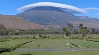 Awan bertopi yang muncul di atas Gunung Rinjani (Sumber: Facebook/erminsembahulun)