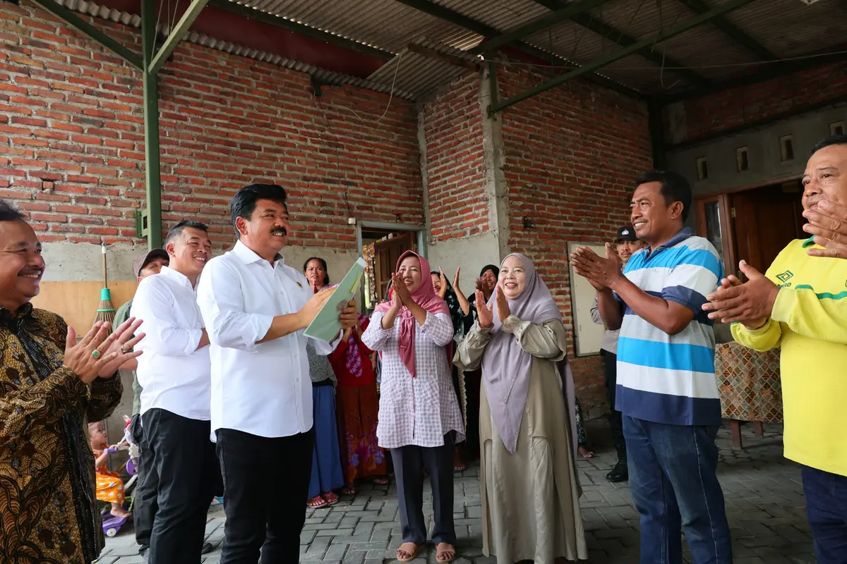 Menteri Agraria dan Tata Ruang/Kepala Badan Pertanahan Nasional (ATR/BPN), Hadi Tjahjanto, menyerahkan 50 sertifikat tanah hasil program Pendaftaran Tanah Sistematis Lengkap (PTSL) secara door to door di Desa Kedungsolo, Kecamatan Porong, Kabupaten Sidoar