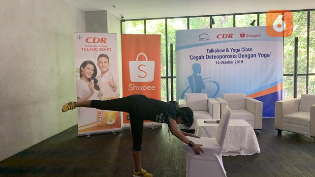 4 Gerakan Yoga di Kursi yang Bantu Cegah Osteoporosis