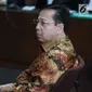 Terdakwa korupsi proyek e-KTP, Setya Novanto bersiap mengikuti sidang pembacaan putusan di Pengadilan Tipikor, Jakarta, Selasa (24/4). Sebelumnya, Setya Novanto dituntut 16 tahun penjara dan denda satu milyar rupiah. (Liputan6.com/Helmi Fithriansyah)