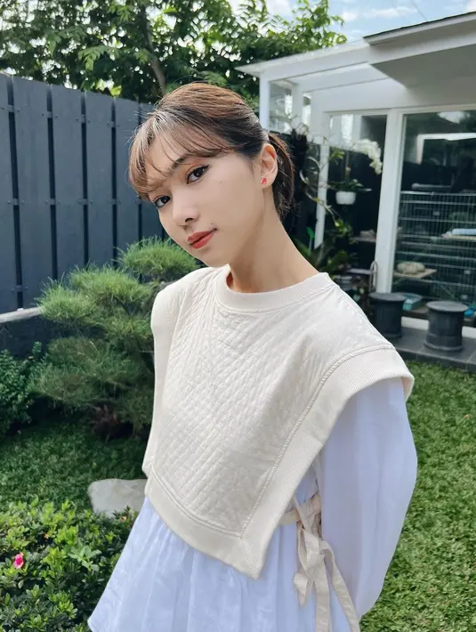 <p>Dengan gaya rambutnya kini yang pendek, membuat Isyana Sarasvati terlihat lebih imut dari biasanya. (Foto: instagram.com/@isyanasarasvat)</p>