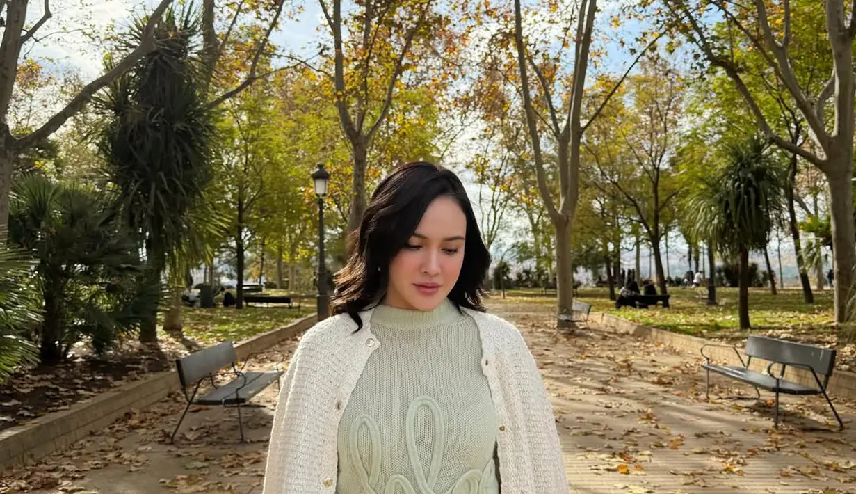 Di Roma, Shandy Aulia gunakan knitwear sebagai busana layering yang apik [@shandyaulia]
