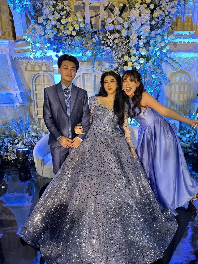 6 Potret Happy Asmara Jadi Bridesmaid Seleb TikTok, Tampil Menawan Dibalut Gaun Biru