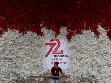 Pekerja melakukan dekorasi saat persiapan pidato Presiden di Kompleks Parlemen, Senayan, Jakarta, Senin (14/8). Dekorasi dilakukan menjelang Pidato presiden dalam rangkaian sidang tahunan MPR, DPR dan DPD pada 16 Agustus 2017. (Liputan6.com/Johan Tallo)