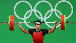 Atlet angkat besi Indonesia, I Ketut Ariana ketika berlaga di kelas 69 kg putra pada Olimpiade Rio 2016, Rabu (10/8). Ketut Ariana gagal mengangkat barbel 145 kg dalam tiga kesempatan untuk angkatan Snatch. (REUTERS/Yves Herman)