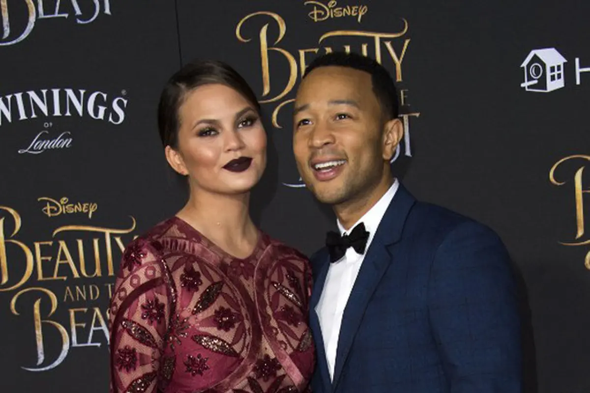[Bintang] Chrissy Teigen dan John Legend