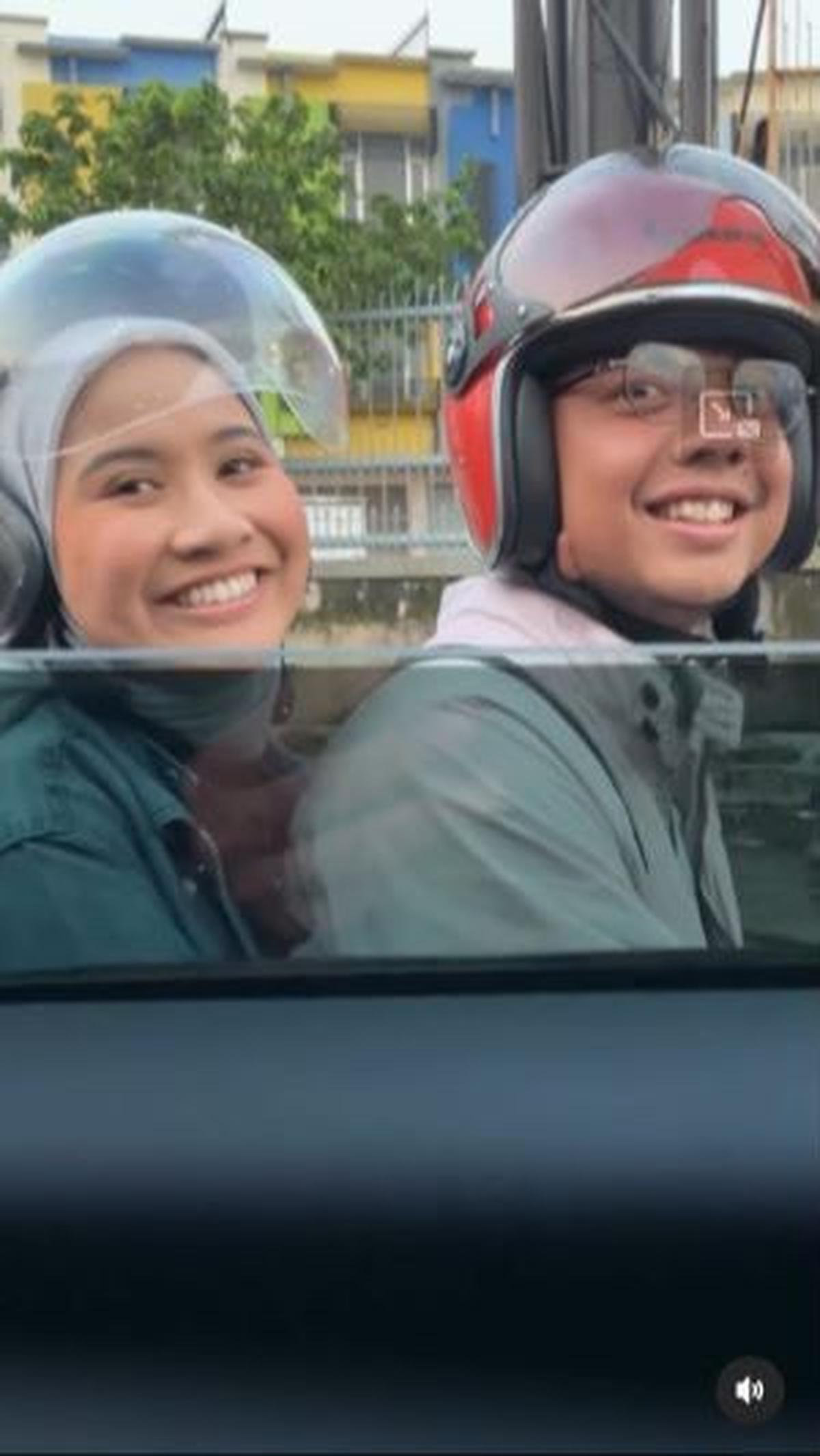 Pasangan ini langsung mendoakan kebaikan Ridwan Kamil. "Semoga sehat selalu ya Pak," ujar keduanya. <br>