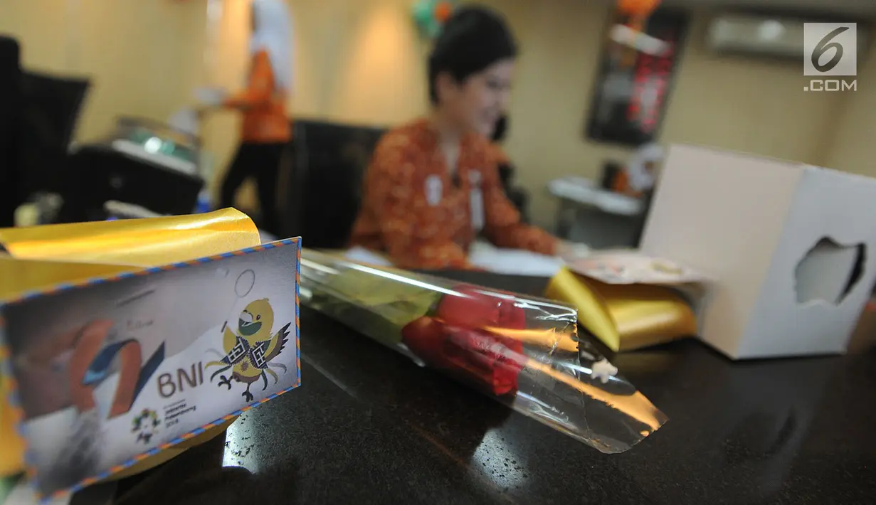 Setangkai bunga mawar merah disiapkan untuk nasabah di Kantor Cabang BNI Tebet, Jakarta (5/7). Tema BNITu Digital yakni pencanangan digitalisasi pada seluruh aspek layanan dan operasional perbankan. (Merdeka.com/Arie Basuki)