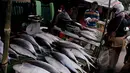 Salah satu pembeli ikan bandeng yang dijajakan oleh pedagang di pasar Rawa Belong, Jakarta, Rabu (18/2). Bagi kalangan Tionghoa, pindang bandeng Imlek adalah perlambang kemakmuran yang berlimpah. (Liputan6.com/Johan Tallo)