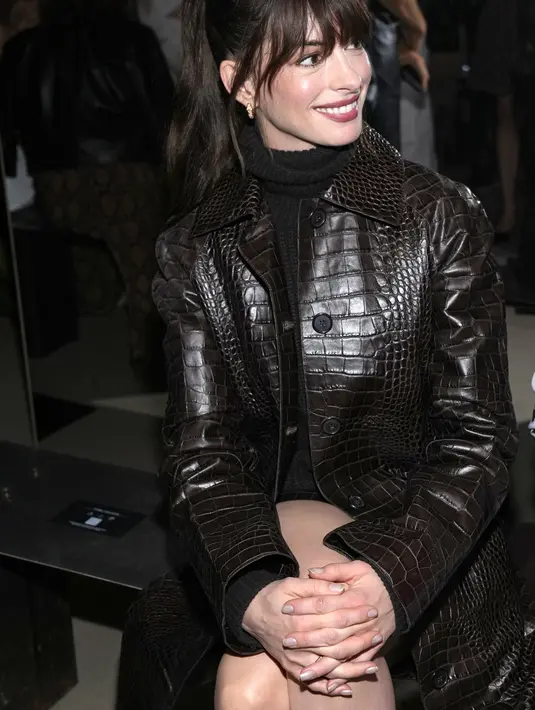 <p>Anne Hathaway di fashion show Michael Kors. (Charles Sykes/Invision/AP)</p>