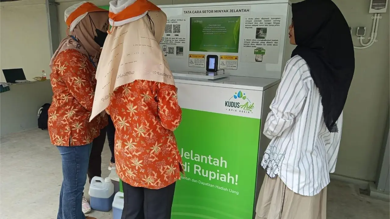 Perusahaan rokok di Kudus ini meminta para karyawannya menyetorkan minyak jelantah untuk ditukar dengan uang. (Liputan6.com/Arief Pramono)