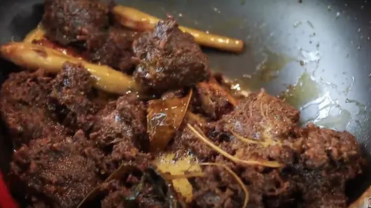 Trik Memasak Rendang Agar Rasa Nendang Bak Rumah Makan Padang